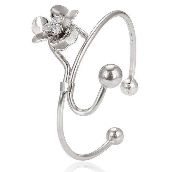 Jewelry - Stunning Flower Bangle Bracelet
